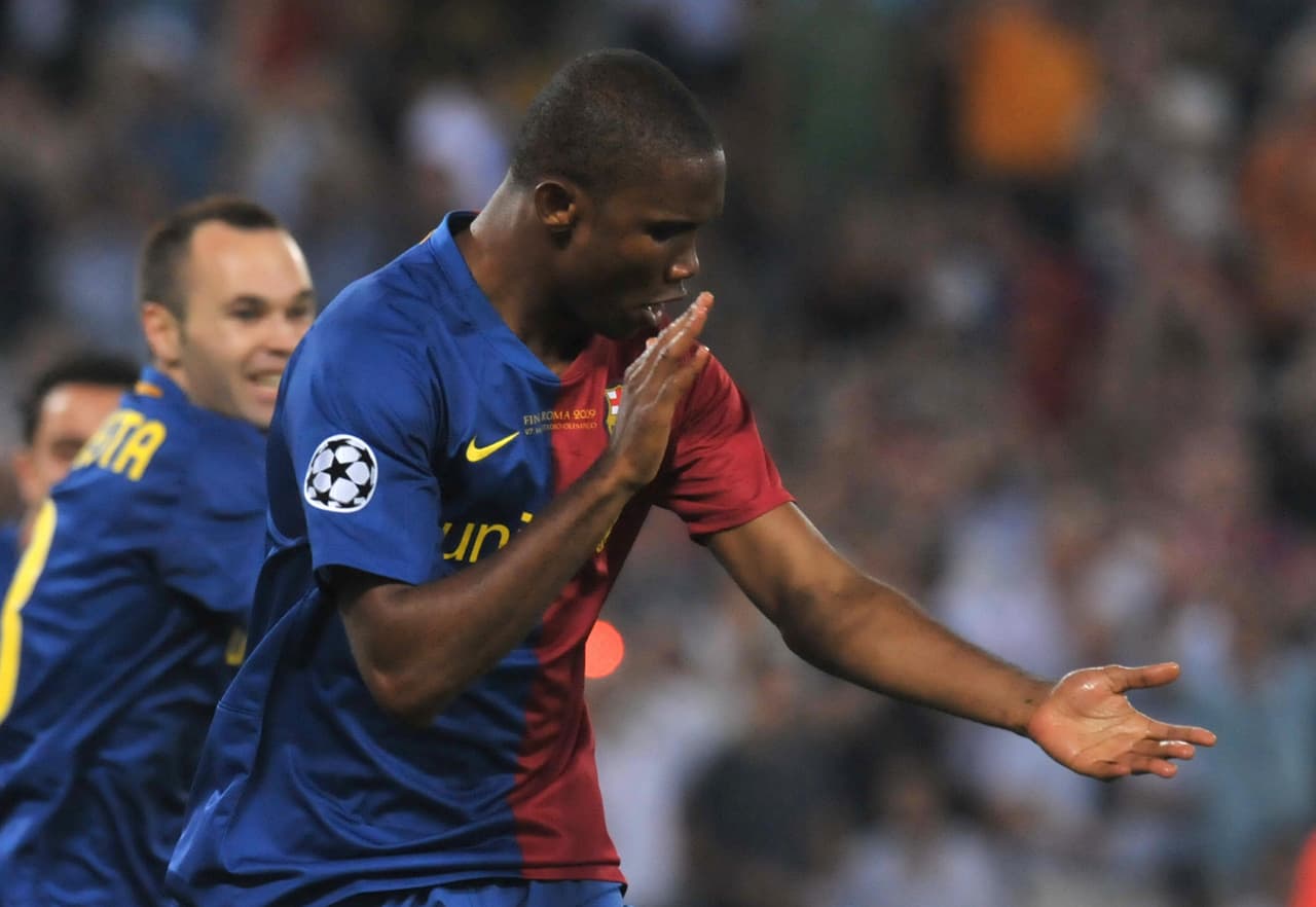 Eto'o se palmeó el brazo en su festejo como recuerdo a su padre: "su sangre corre por mis venas".