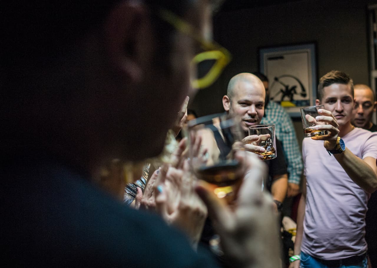 La banda y el equipo de Residente celebran la multicultural en la gira.