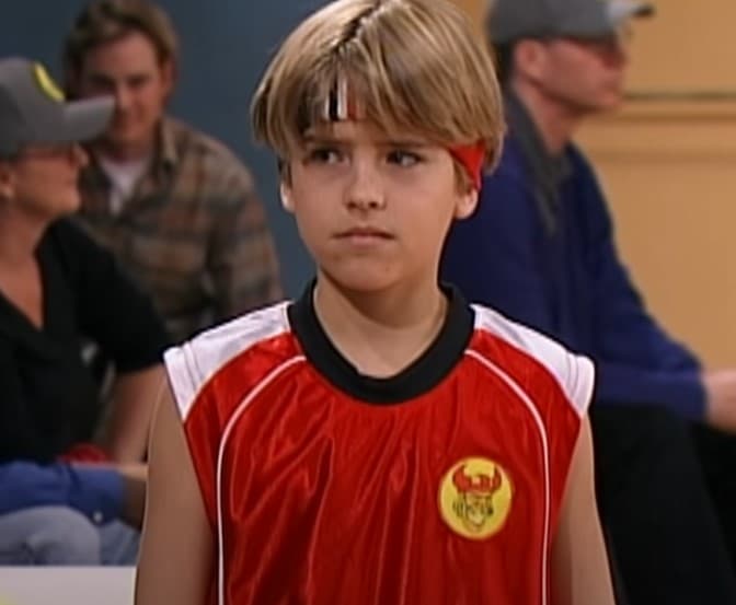 <b>Cole Sprouse, Cody </b>
<br>Recordemos que Cody, el personaje que interpretó Cole Sprouse a partir de los 12 años, era especialmente reconocido por ser más inteligente y maduro que su hermano, Zack. Le gustaba vestir de manera formal y tenía un menor interés por las chicas a comparación de su gemelo.