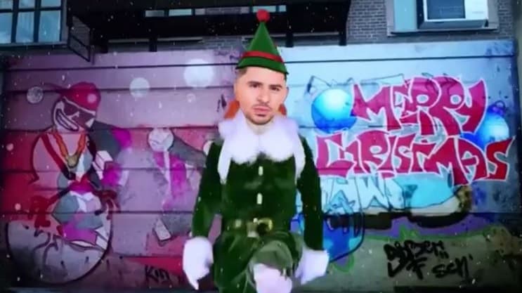 Larry Hernández se convirtió en el duende de la Navidad este año.