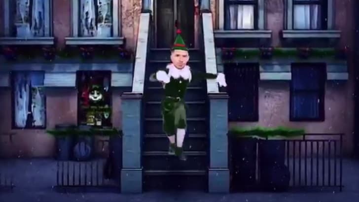 No conforme con vestir de verde como duende de Santa, Larry se atrevió a bailar.