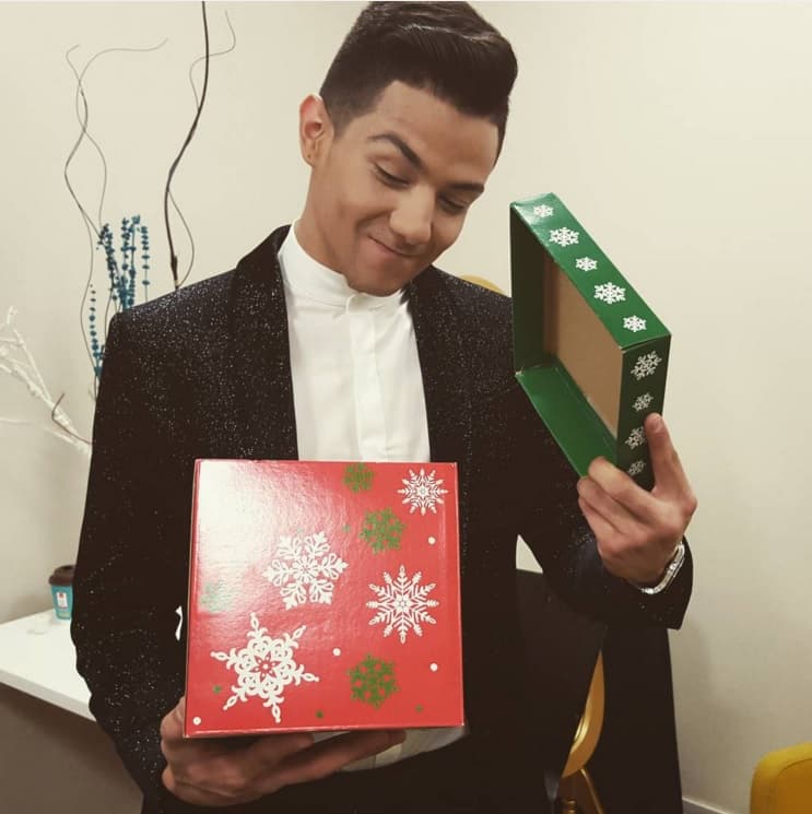 ¿Qué será, qué será lo que Santa le dejó en ese regalito??