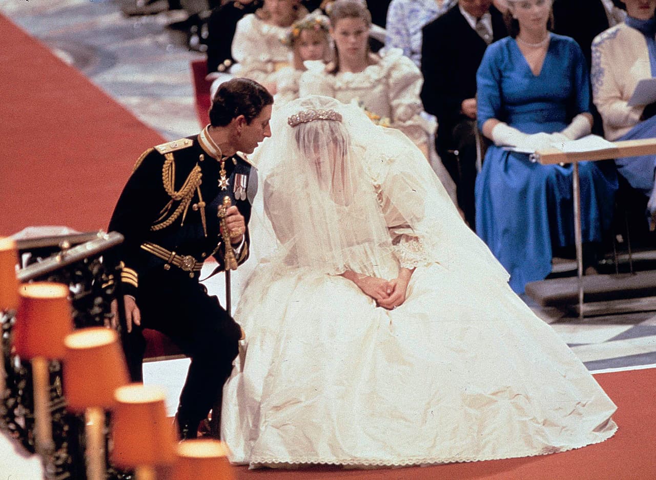 La Boda entre Diana Frances Spencer y Carlos de Gales en 1981 fue un acontecimiento seguido en todo el mundo. En 1996 se separó de su esposo, sin embargo, pudo mantener su residencia en el Palacio de Kensington donde continuó viviendo con sus dos hijos, entonces segundo y tercero en la línea de sucesión del reinado.