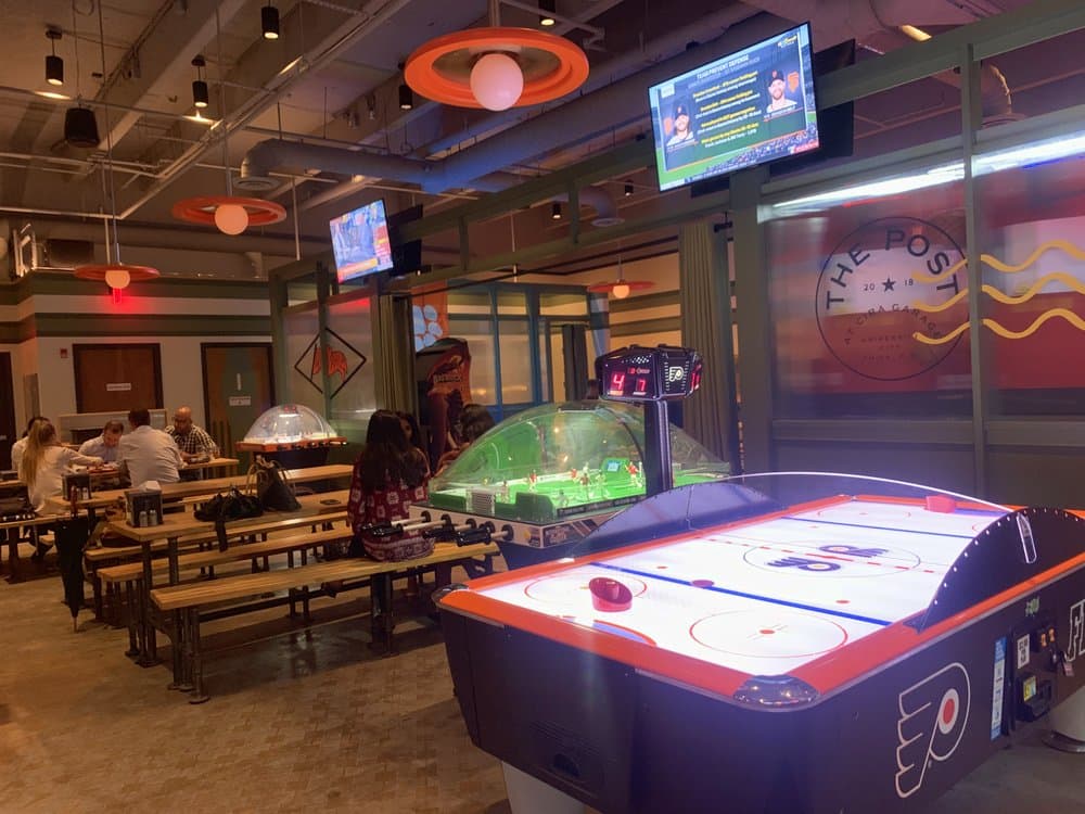 <b>The Post</b>
<br>Dirección: 129 S 30th St Philadelphia, PA 19104
<br>Teléfono: (267) 353-8521
<br>Sitio web:
<a href="https://www.thepostphl.com">https://www.thepostphl.com</a>
<br>
<b><a href="https://www.yelp.com/map/the-post-philadelphia-4">Cómo llegar</a></b>
<br>
<br>Es un bar deportivo con juegos, cerveza de barril, deslizadores, alitas, bar completo, 11 televisores, música en vivo y más.