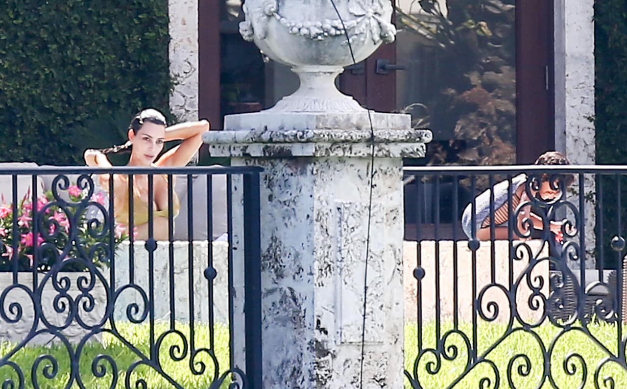 Sus hijos la acompañaron a disfrutar de la piscina.