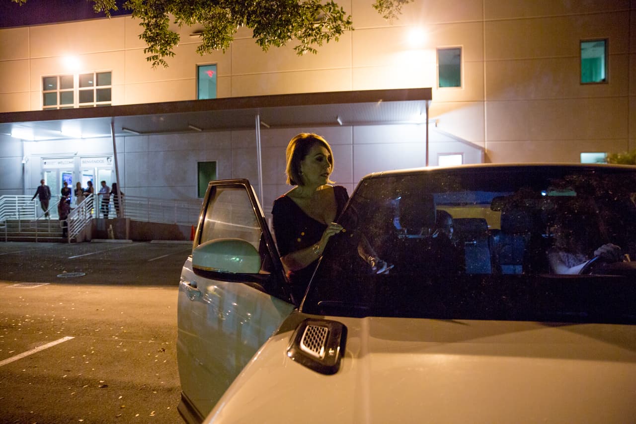 Luego de compartir unos minutos con sus compañeros, con algunas lágrimas, María Elena Salinas caminó hacia el auto donde la esperaban sus hijas y se fue. Algunos amigos la vieron partir desde la puerta del Newsport. Así terminó su último día de trabajo en Univision.