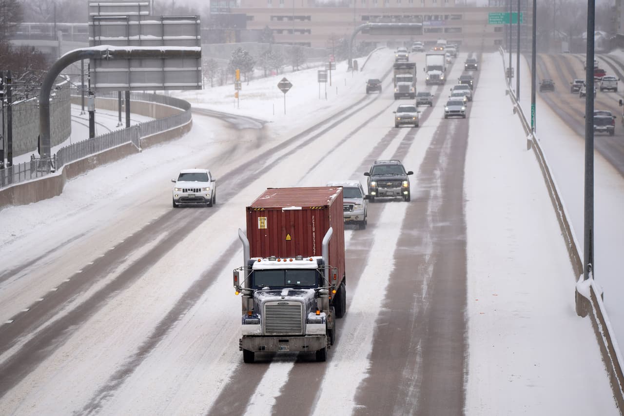 La autopista Interestatal 25 cubierta de nieve en Denver, Colorado. Se espera que entre 12 a 18 pulgadas (30 y 45 centímetros) de nieve caigan en algunos lugares hasta el viernes, dijo el Servicio Meteorológico Nacional.
<br>