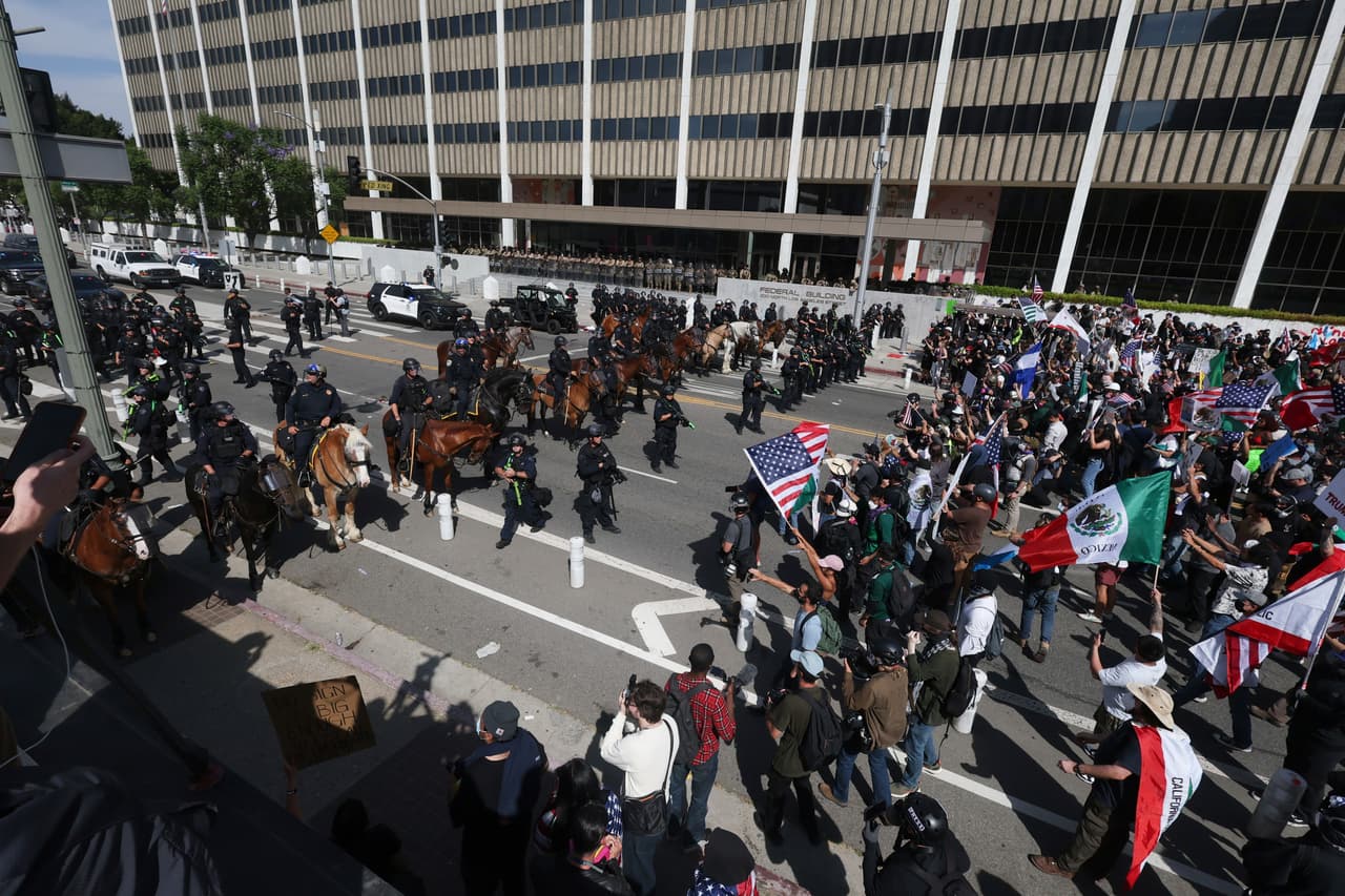 El LAPD informó que grupos de agitadores lanzaron piedras, botellas y fuegos artificiales contra los agentes, lo que motivó el uso de granadas aturdidoras y gases lacrimógenos para dispersar a la multitud.