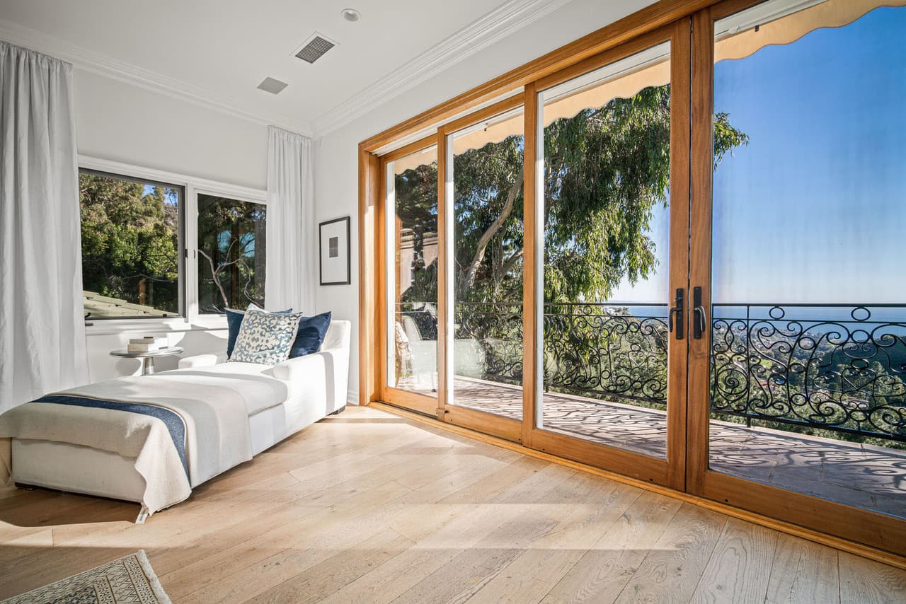 Fuentes del diario The Sun afirmaron que la casa tiene un apartamento "anexo" que podría ocupar la madre de Meghan Markle, 
<b><a href="https://www.univision.com/famosos/no-parece-que-el-parto-de-meghan-markle-este-cerca-su-madre-doria-ragland-es-vista-paseando-los-perros-en-la-fotos" target="_blank">Doria Raglan</a></b>, de 63 años.
<br>