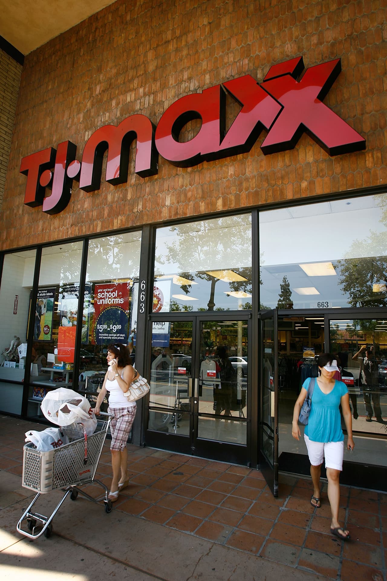 Asimismo, redujeron las horas de apertura de sus tiendas: de lunes a sábado, desde las 10 a.m. a las 7 p.m., y los domingos desde las 11 a.m. a las 7 p.m.