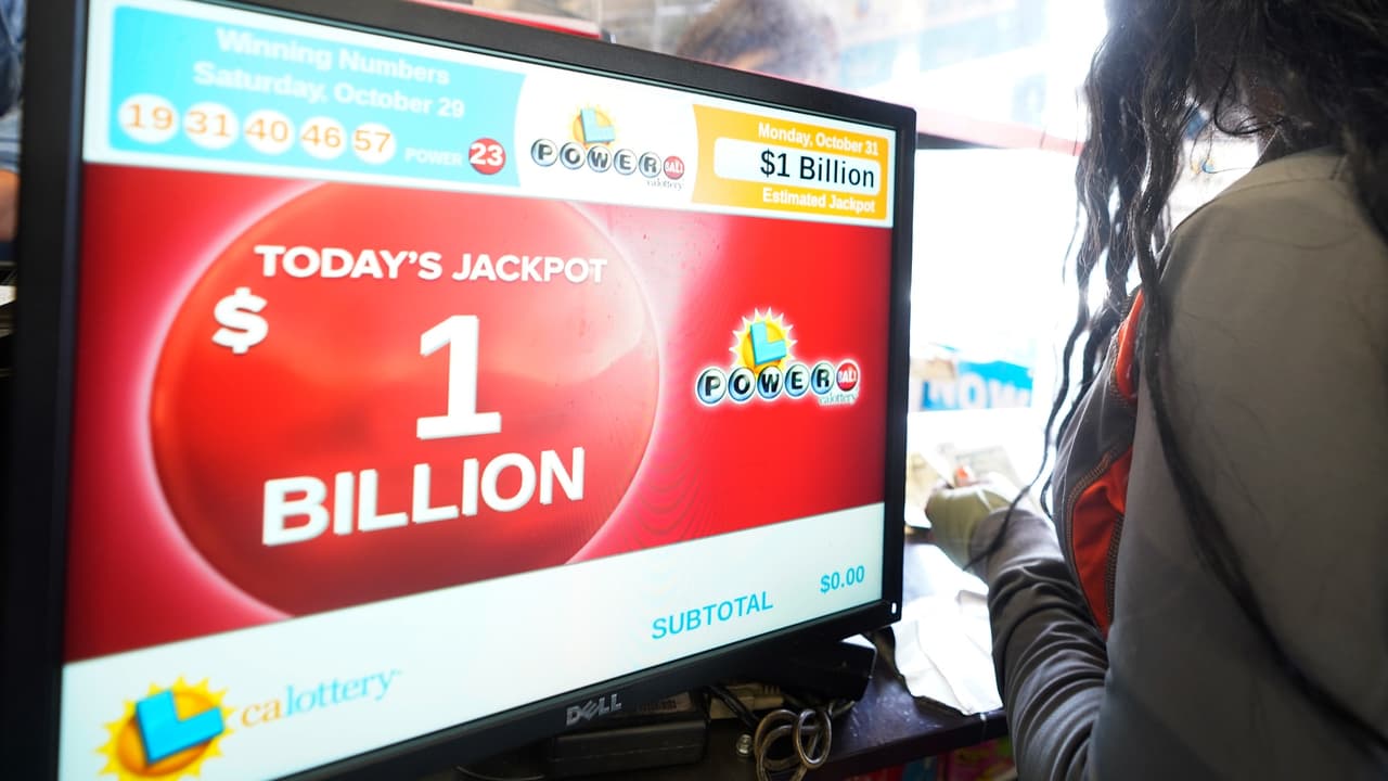 <h3 class="cms-H3-H3">2. $1,586 millones </h3>
<br>Del juego Powerball, realizado el 13 de enero de 2016 (three tickets, ganado por tres personas en 
<b>Florida, Tennessee </b>y uno en
<b> <a href="https://www.univision.com/local/sacramento-kuvs/ganador-powerball-sacramento-perdera-premio">Sacramento</a>, California.</b>