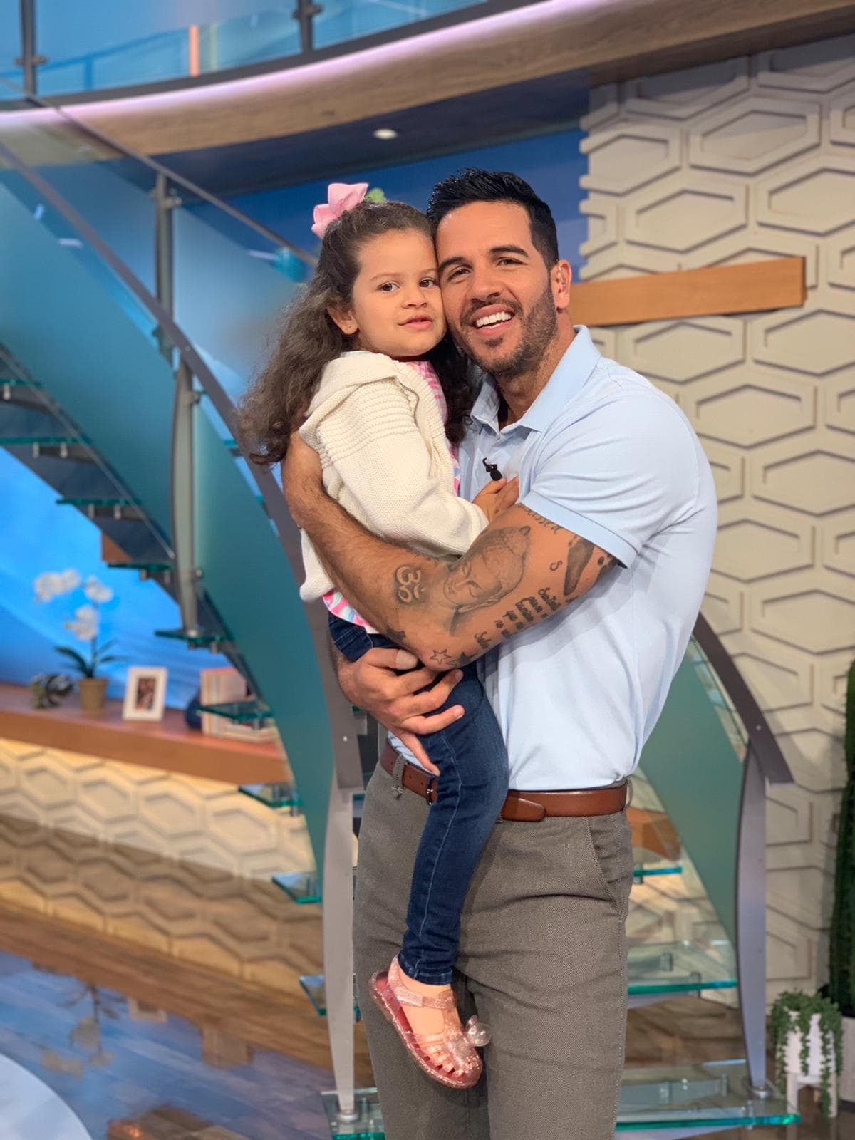 Anabella es una niña simpática y traviesa que le roba el corazón a cualquiera. En varias ocasiones ha acompañado a su papi al trabajo. Hace unas semanas la vimos en el set del programa tomando una clase de estimulación temprana junto a los bebés de Ana Patricia y Alan Tacher.
<br>