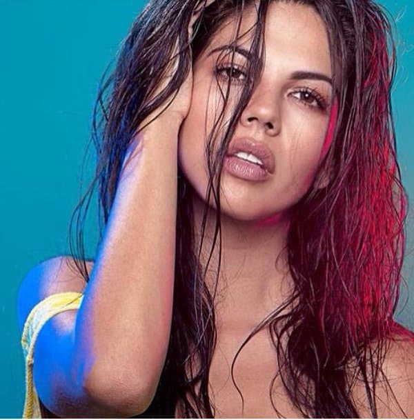 Su nombre completo es 
<b>África Ivonne Lechuga Zavala.</b>