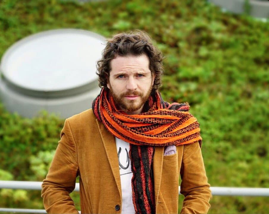 Él es Daniel Habif, conductor del canal de música
<i>Ritmoson Latino</i>, también es actor, modelo de comerciales y asesor musical.