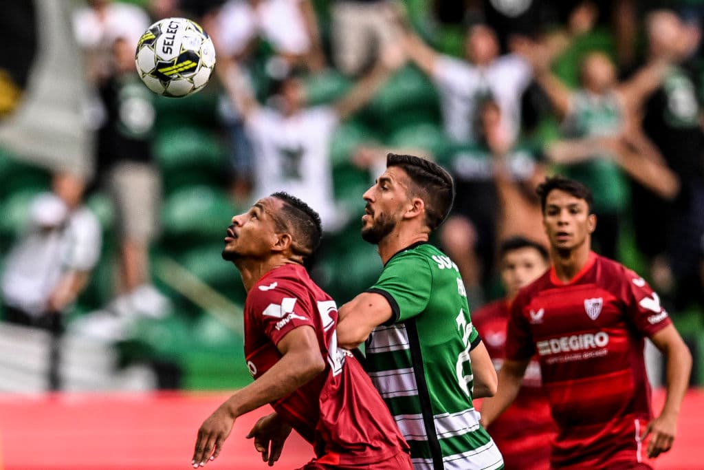 Jesús ‘Tecatito’ Corona marcó el único gol de Sevilla en el empate 1-1 ante el Sporting de Lisboa en un partido disputado en el Estadio José Alvalade de Portugal. Luego, en los penales, el club andaluz que se quedó con el Trofeo Cinco Violines.