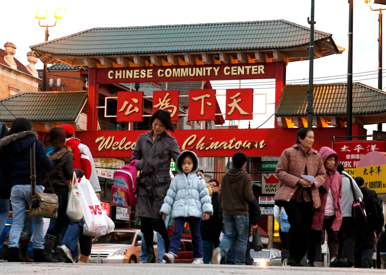 Ubicado a unos cinco kilómetros del centro de Chicago, Chinatown es un barrio pequeño y vibrante lleno de lugares turisticos. Desde la imponente puerta roja brillante en Wentworth Avenue hasta el tranquilo Ping Tom Memorial Park a lo largo del río Chicago, Chinatown es un barrio que hace a Chicago una ciudad diversa.