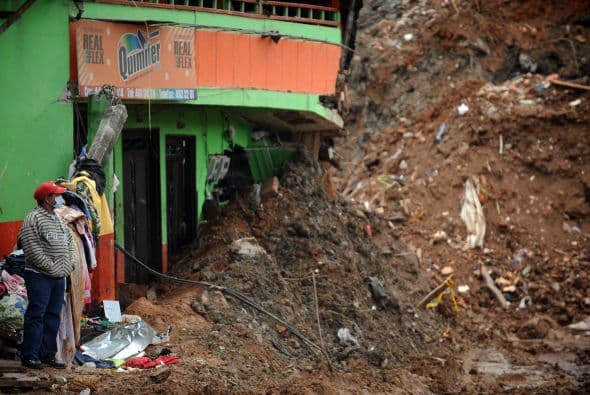 El terremoto y posterior tsunami en Japón trajeron a colación otros desastres naturales como el ocurrido en Colombia, luego de un deslave mortal sucedido el domingo 5 de diciembre en Antioquia. Al menos 120 personas quedaron sepultadas en el municipio de Bello. En el país se vivió la peor tragedia natural, como la ha calificado el gobierno, causada por las lluvias, que han dejado cerca de 3 millones de damnificados.