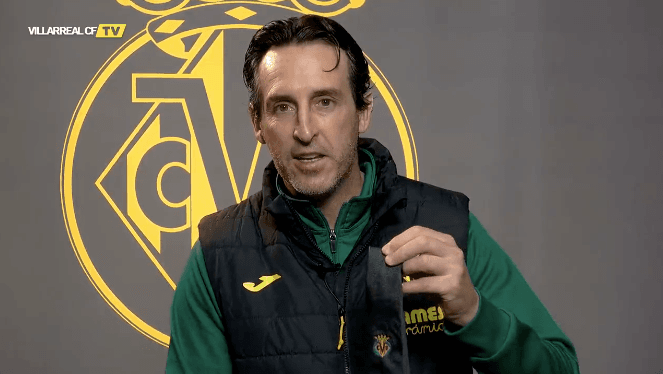 Unai Emery regala su corbata a un fan para que la use en su boda