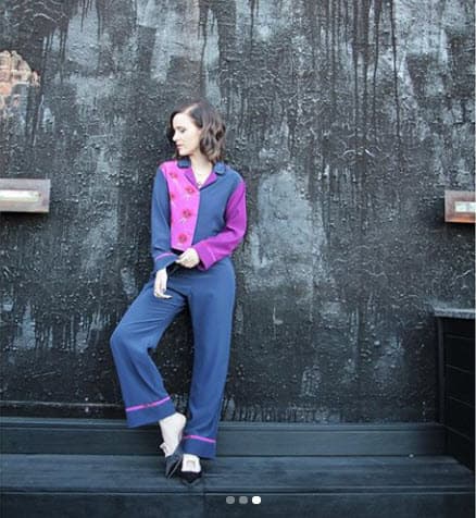 Rachel Brosnahan le apostó a la moda de las pijamas para los Emmy 2020. El modelo de la actriz de la serie The Marvelous Mrs. Maisel es de la firma Christy Rilling y zapatos de Roger Vivier.
<br>
