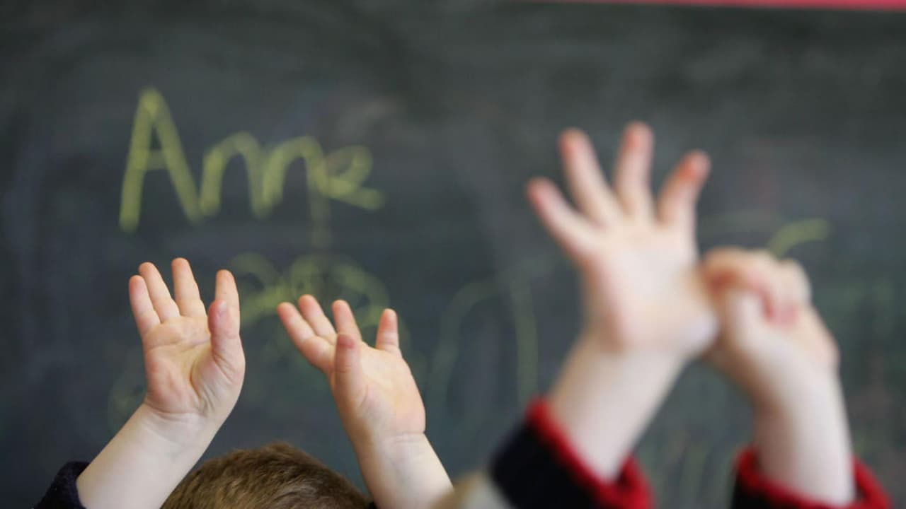 Gobernador DeSantis propone contratar policías, bomberos y socorristas retirados para ser maestros en escuelas públicas