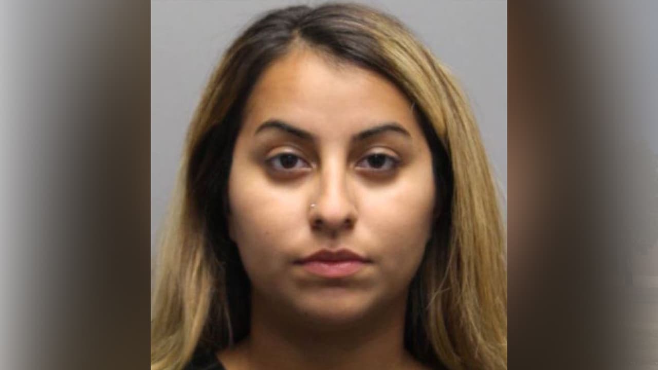 Las autoridades arrestaron a las cinco mujeres, entre ellas Katherine Zavala, de 19 años, todas enfrentan cargos de agresión.