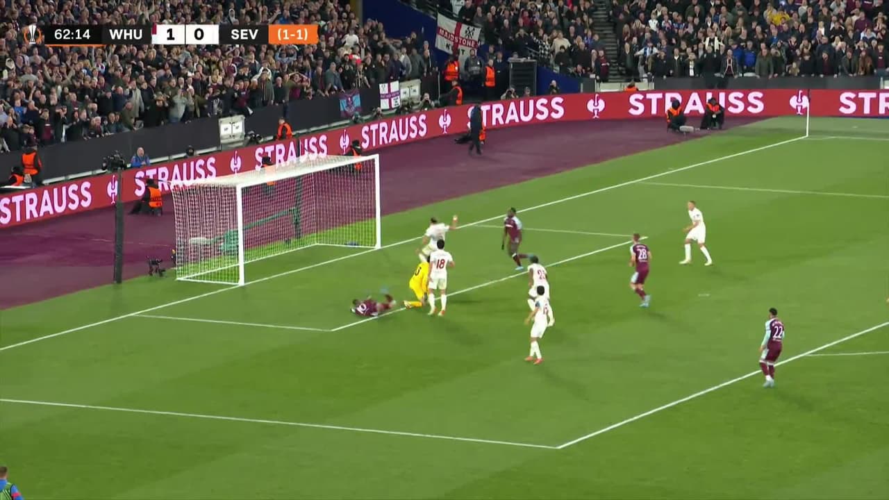 ¡TIRO ATAJADO! disparo por Manuel Lanzini.