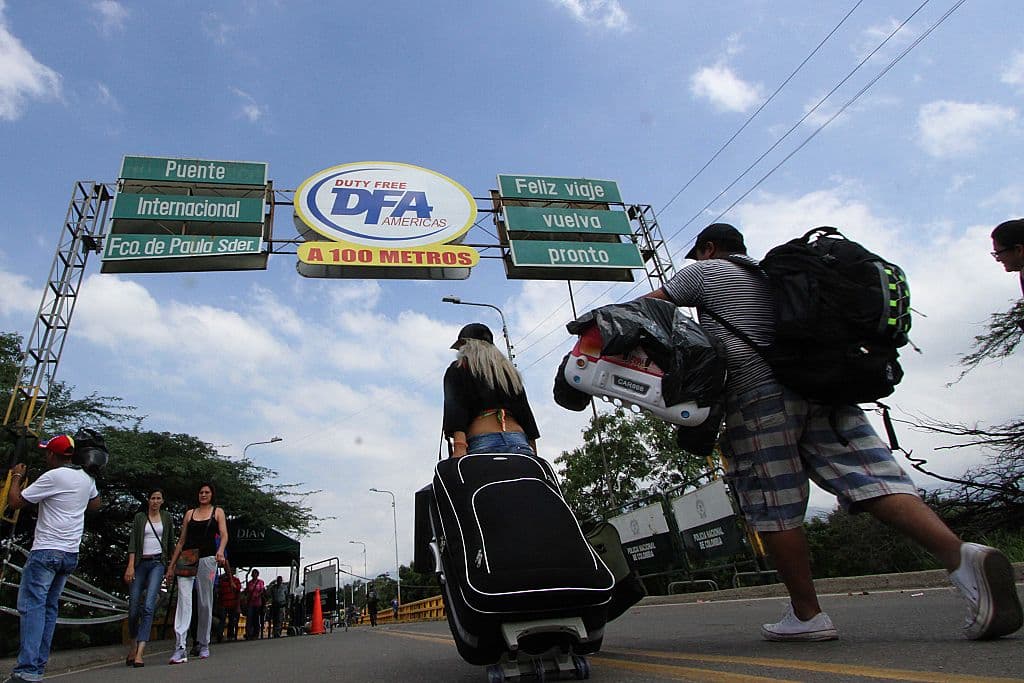 Así cruzan los venezolanos el paso a Colombia tras el cierre de fronteras ordenado por el presidente Maduro bajo el argumento de detener a 'bandas internacionales' que buscan desestabilizar la economía venezolana. Foto: GEORGE CASTELLANOS/AFP/Getty Images.