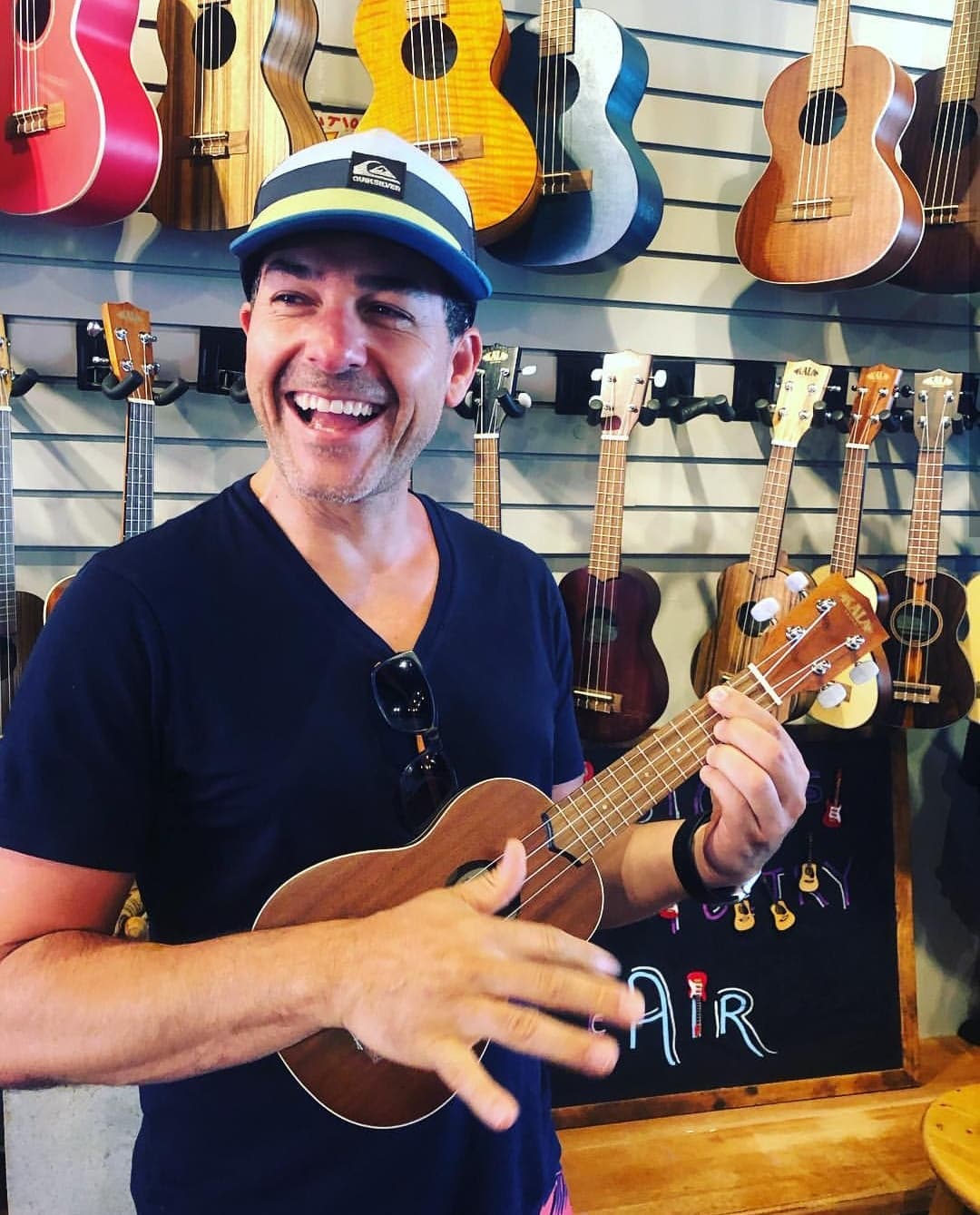 Carlos Calderón exploró tierras hawaianas, donde además de las expediciones a volcanes también aprendió a tocar el ukulele y algunos cánticos de la localidad.
<br>