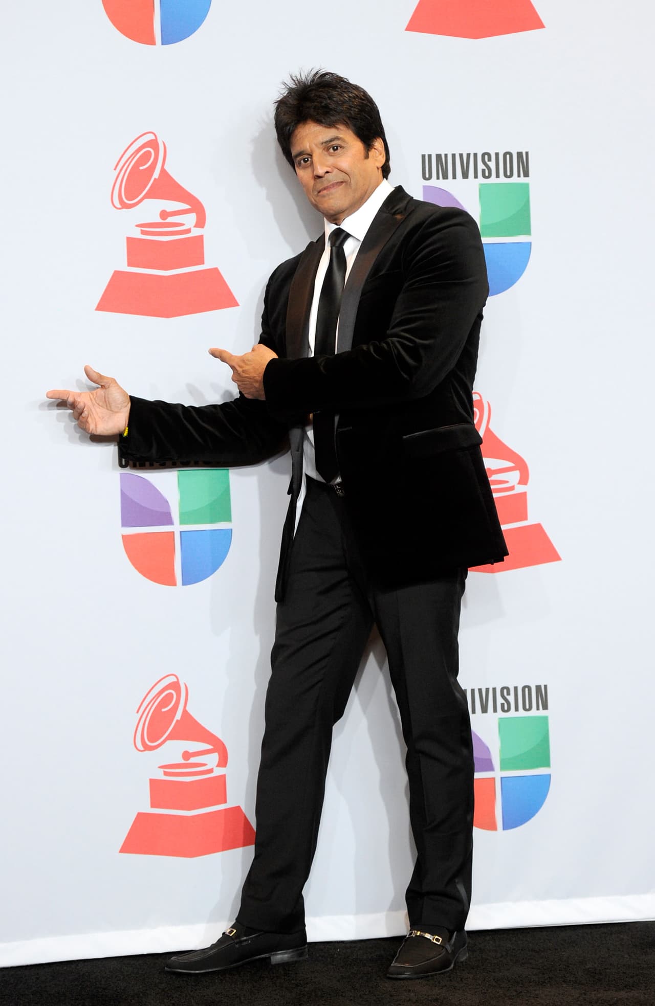 En 2011 Eric Estrada llegó muy animado para participar en la noche de Latin GRAMMY, así posó.