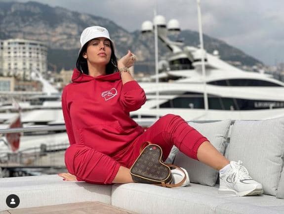 En 2020, 
<b>Louis Vuitton</b> sacó la colección crucero 2021 y su director creativo, Nicolas Ghesquière, se inspiró en la baraja de cartas inglesa. Por ello, este bolso de mano tiene la forma de un corazón. Y sí, es tan lindo como exclusivo.