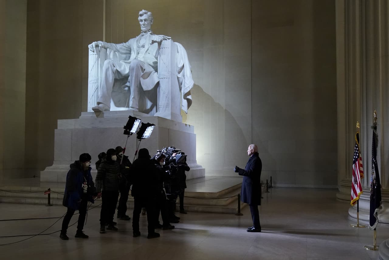 Joe Biden dio un corto discurso desde el monumento a Lincoln que fue transmitido en vivo. Luego regresó a la mansión presidencial.
<br>