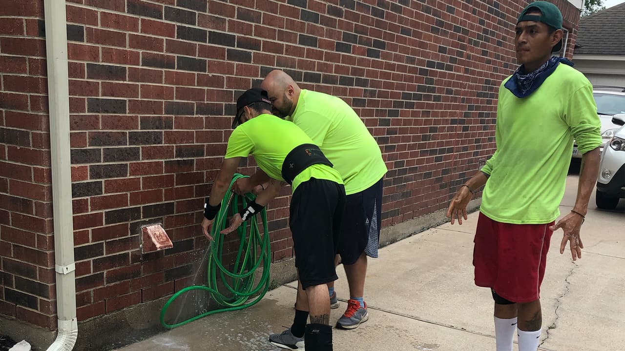 Los trabajadores aseguran que han tenido que incrementar medidas de seguridad al regresar a casa.