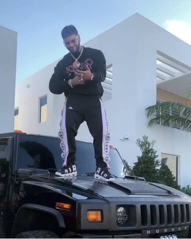 <b>Anuel AA - Hummer H2</b>
<br>
<br>Otra SUV en la colección de Anuel AA es la Hummer H2 que según rumores la adquirió de su buen amigo Farruko. A diferencia de su hermana mayor, la H1, esta SUV grande todoterreno no fue desarrollada para uso militar. Pero aún siendo más baja y ligera, es capaz de acomodar hasta siete pasajeros. 
<br>
