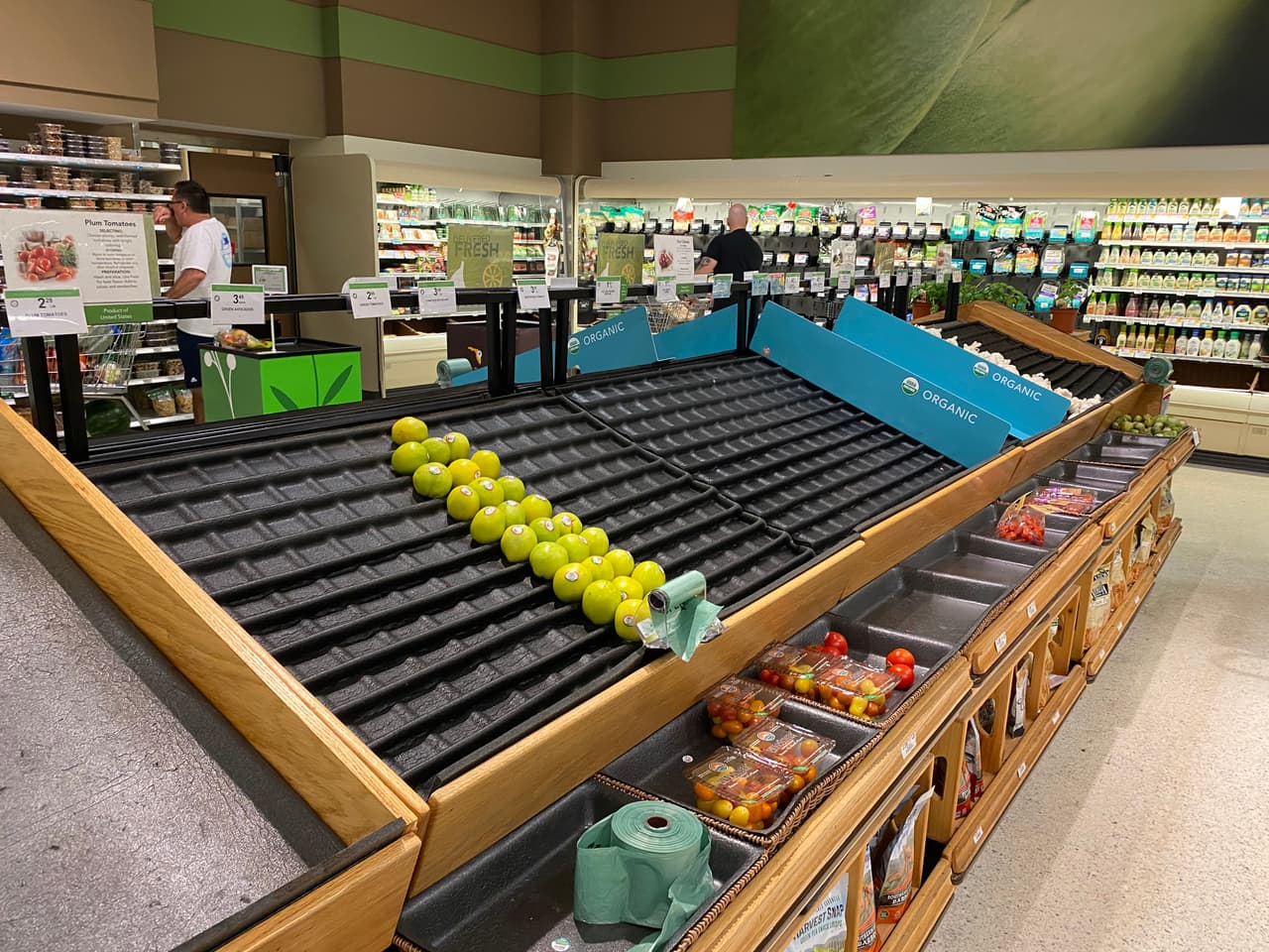 Frutas y verduras desaparecen de los estantes desde temprano.