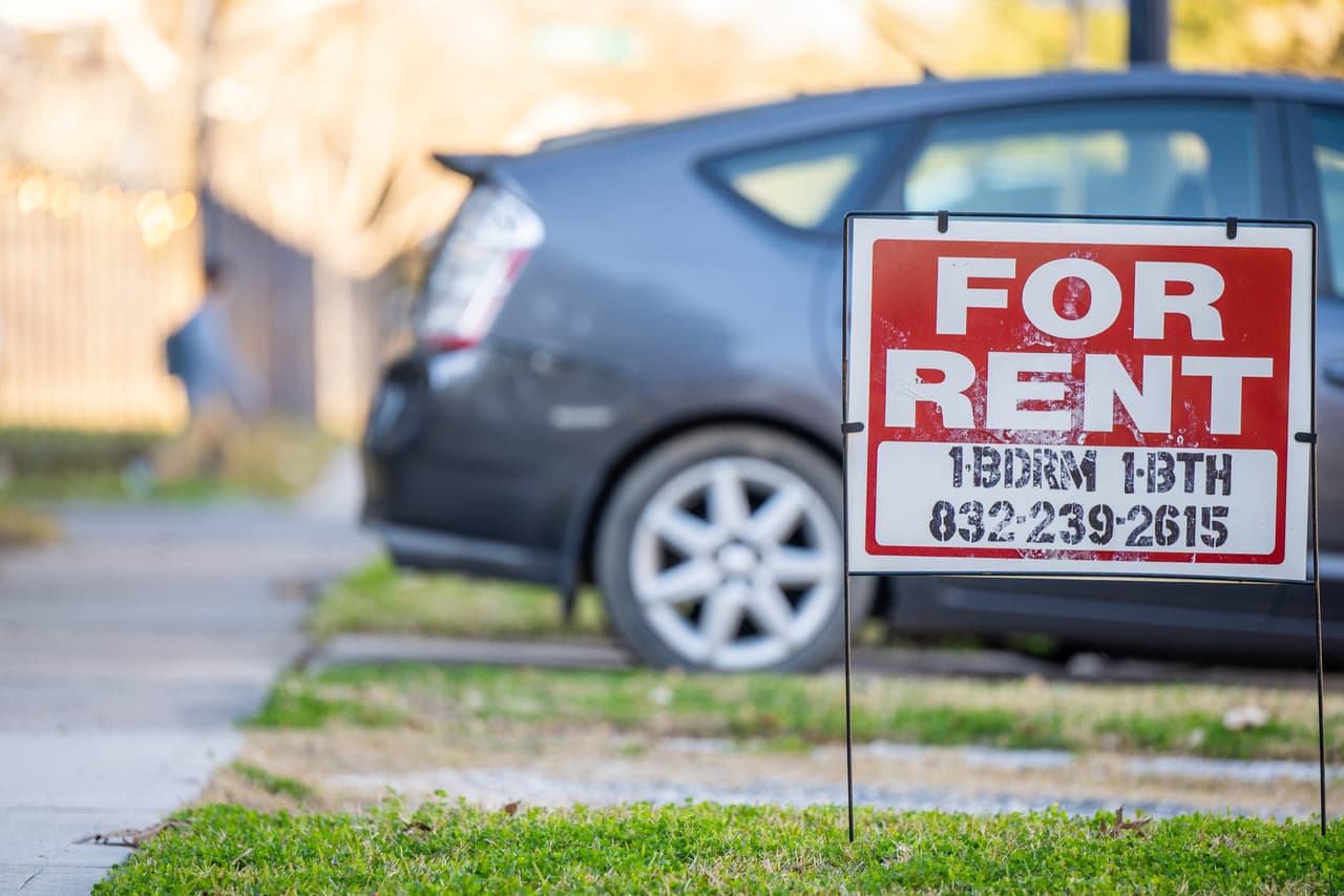 Por último, la experta le recomienda a los migrantes cumplir con todas las obligaciones una vez se les aprueba la renta. La razón principal es que los condominios pueden calificar a cada persona que estuvo en sus apartamentos y, si la calificación es mala, 
<b>será muy difícil conseguir un apartamento, así sea en otro estado.</b>