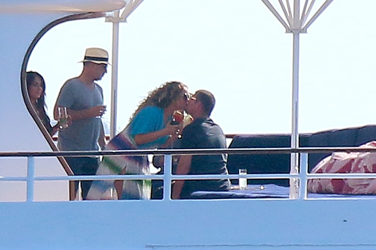 La parejita está de vacaciones en las costas italianas y se han dejado ver muy cariñosos.