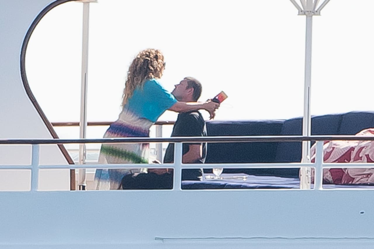 Los amigos cercanos a la diva aseguran que está súper enamorada de él.