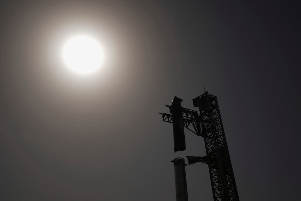 <b>Problemas recurrentes. </b>Elon Musk y SpaceX enfrentan desafíos persistentes en sus pruebas de la nave Starship, el cohete de mayor potencia de la compañia aeroespacial. Modificaciones recientes en las líneas de combustible y cambios en la temperatura del propulsor podrían haber afectado el rendimiento del motor.