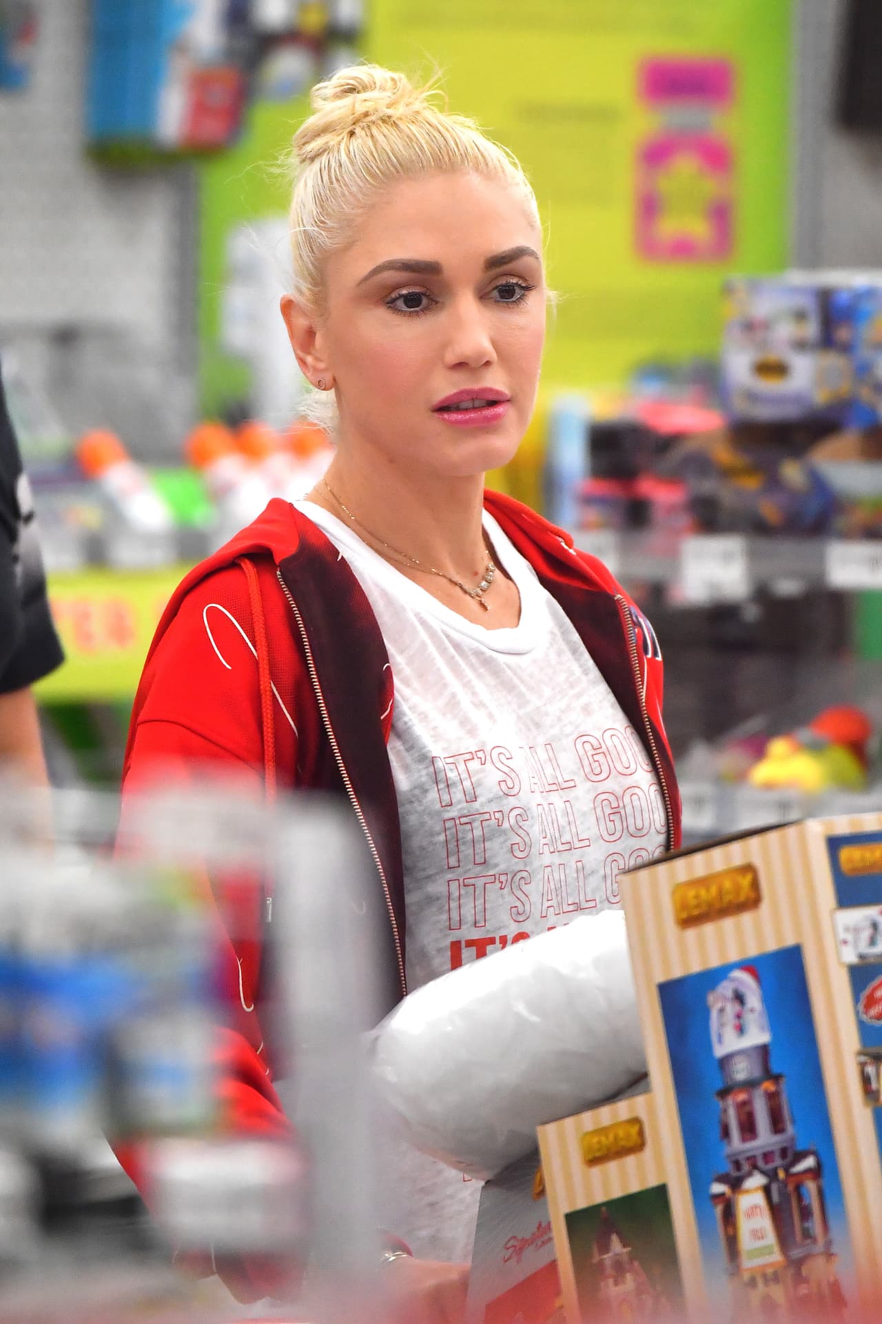 OMG! Al parecer se hizo algún arreglito en el rostro pues luce muy diferente.