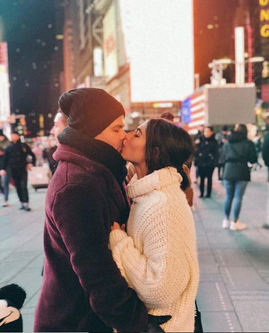 Un año después de conocerse, Espinoza y Marrero se hicieron novios. Tras dos peticiones fallidas del puertorriqueño, 
<b>la tercera fue la vencida</b>.