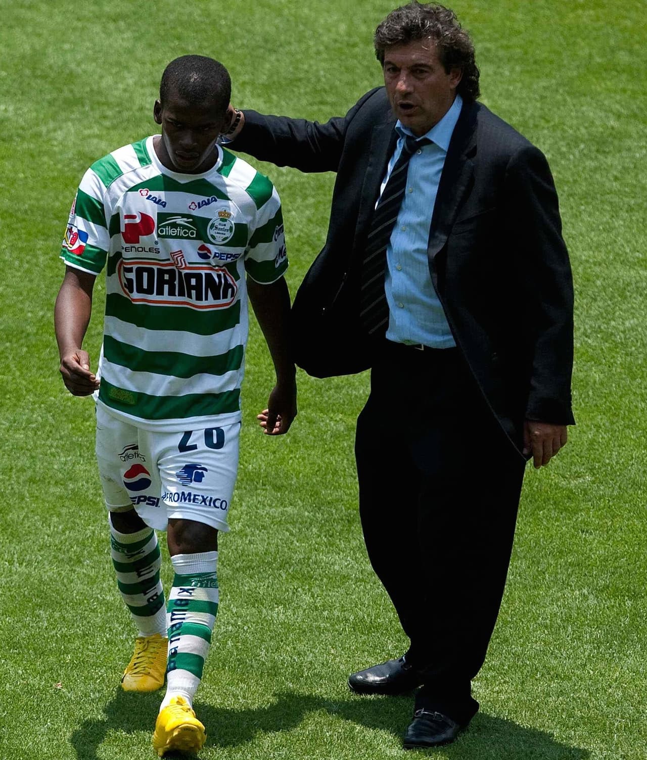 A pesar de tener repetidas opciones de irse arriba, a Romano no le quedó más que felicitar a los suyos tras el 0-0 y esperar los penaltis.