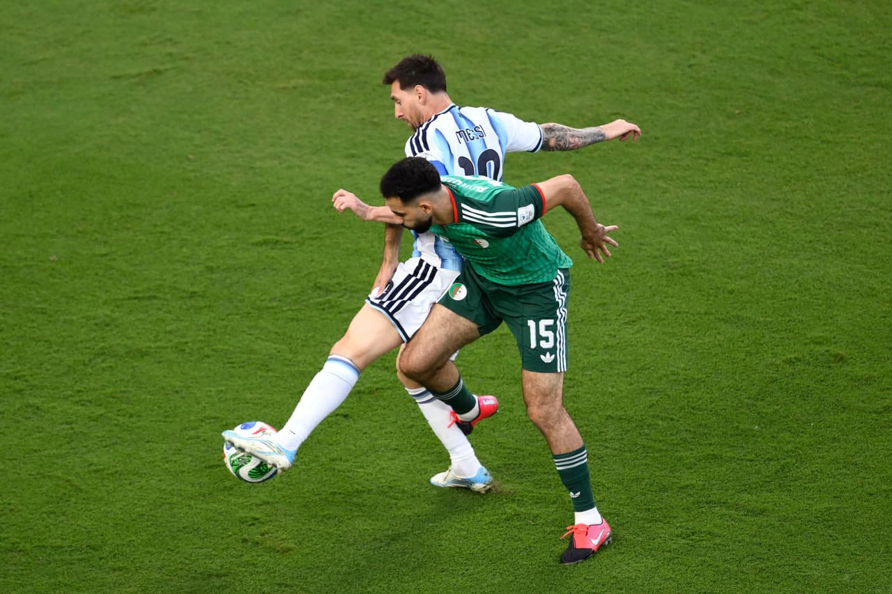El argentino Lionel Messi (10) disputa el balón con el argelino Rayan Ait-Nouri (15) durante el partido de fútbol del Grupo J de la Copa del Mundo entre Argentina y Argelia en Kansas City.