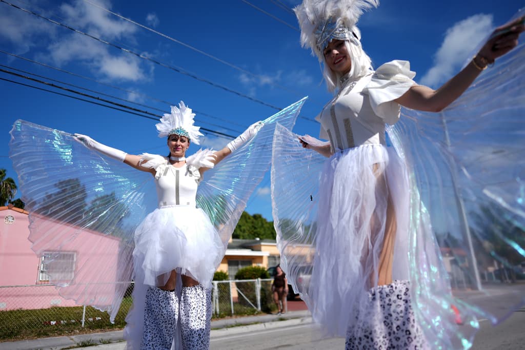 Estas madrinas sobre zancos pertenecientes a Independent Order of Odd Fellows estuvieron en el Desfile de los Reyes Magos.
