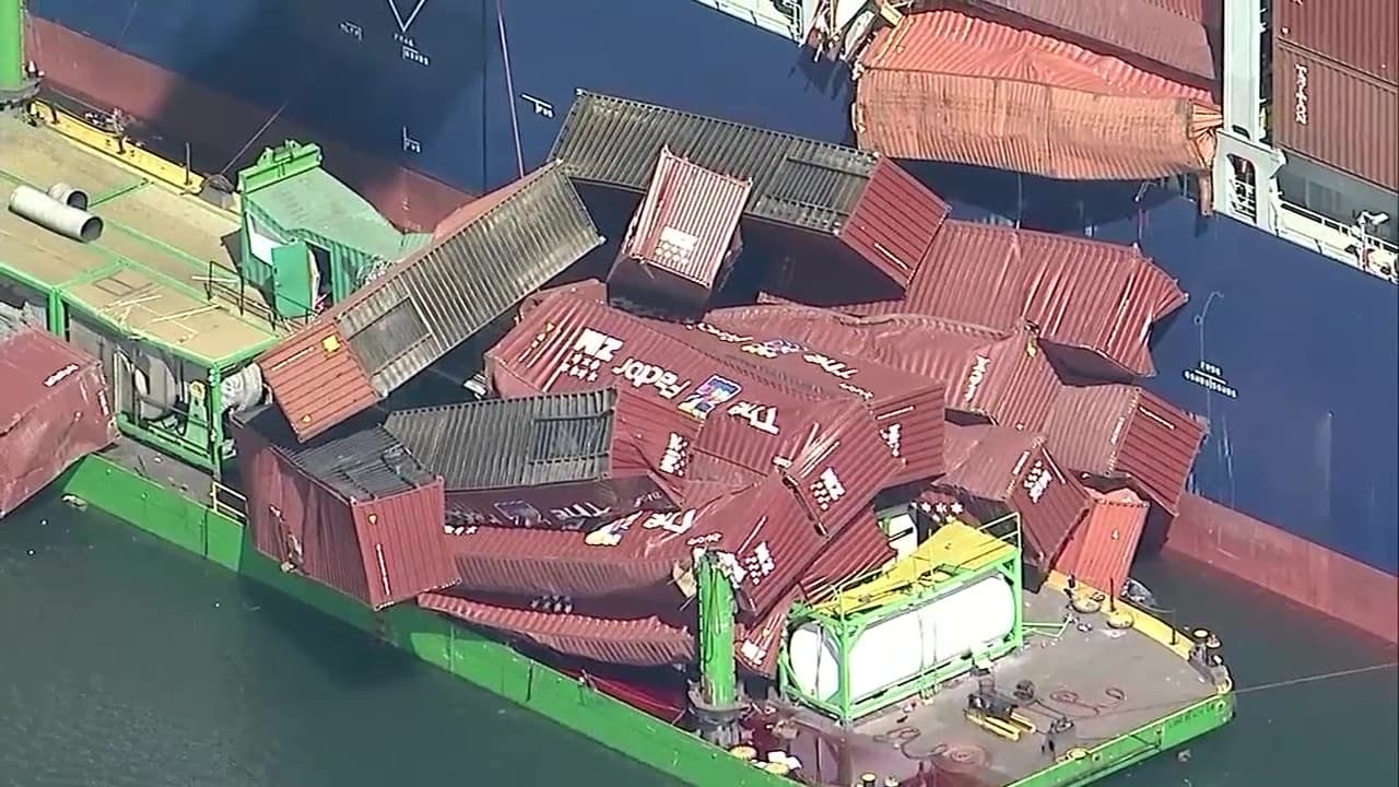 La Guardia Costera de Estados Unidos estableció una zona de seguridad de 250 yardas alrededor del muelle.