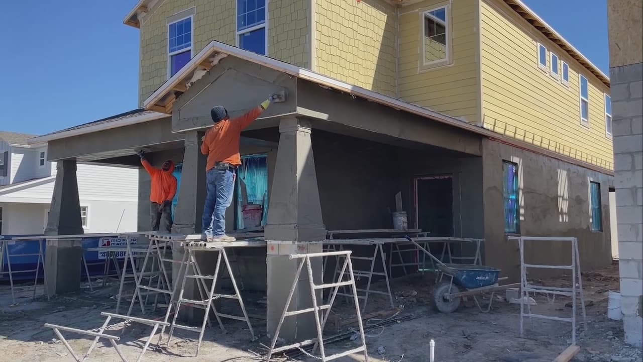 Proyecto de ley prohibiría que personas que trabajan al aire libre se protejan del calor extremo