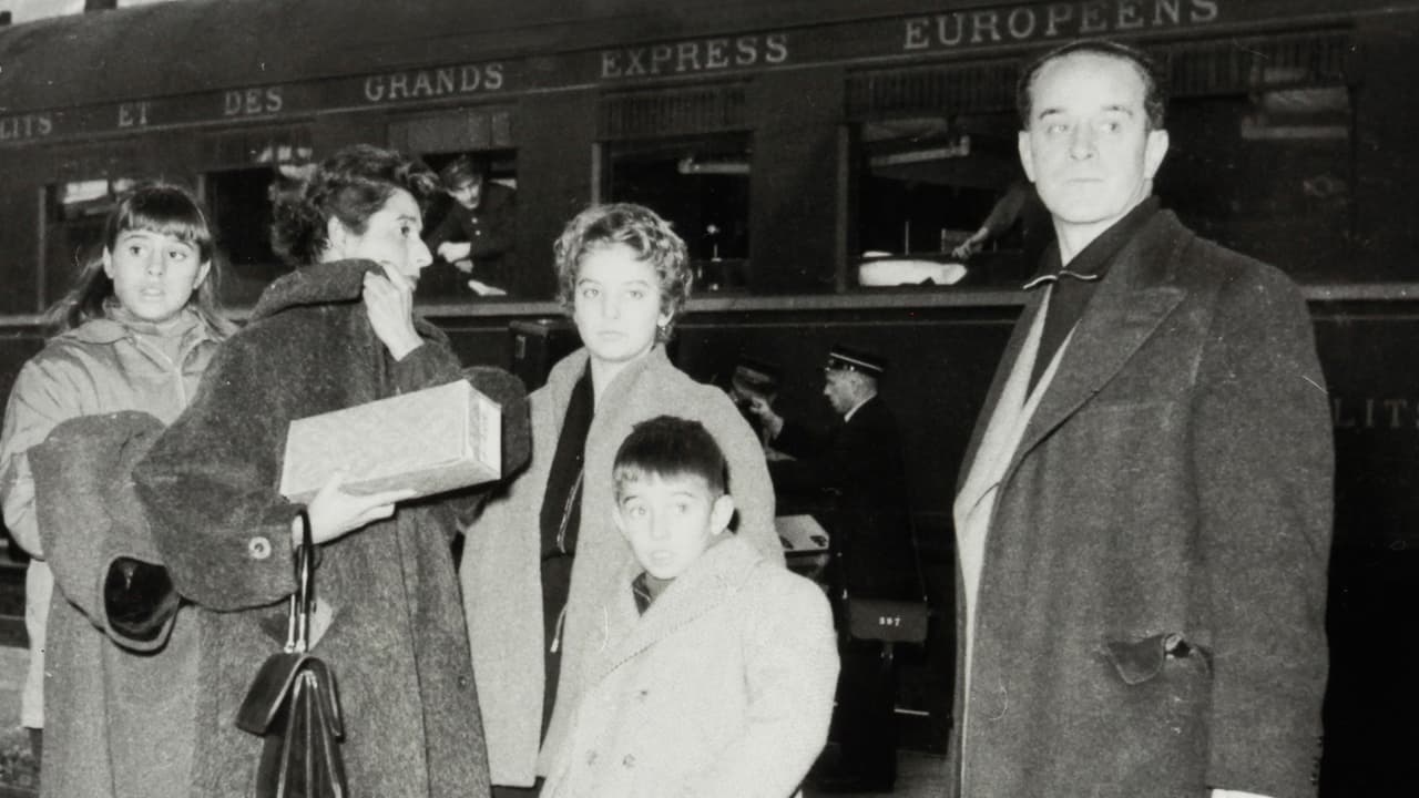 La familia de Jacobo Árbenz en el exilio, 1956: de izq. a der. Leonora, María Cristina Vilanova, Arabella, Jacobo Jr. y el expresidente, captados en la estación ferroviaria Gare Du Nord en París.