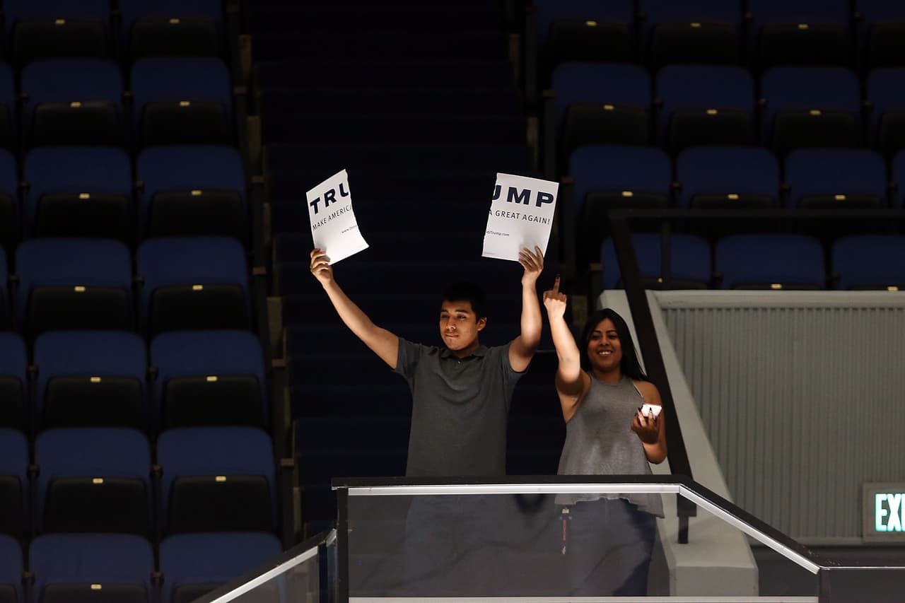 Manifestantes antiTrump estuvieron dentro del Centro de Convenciones de Anaheim. Algunos fueron sacados del lugar por órdenes del propio Donald Trump.
