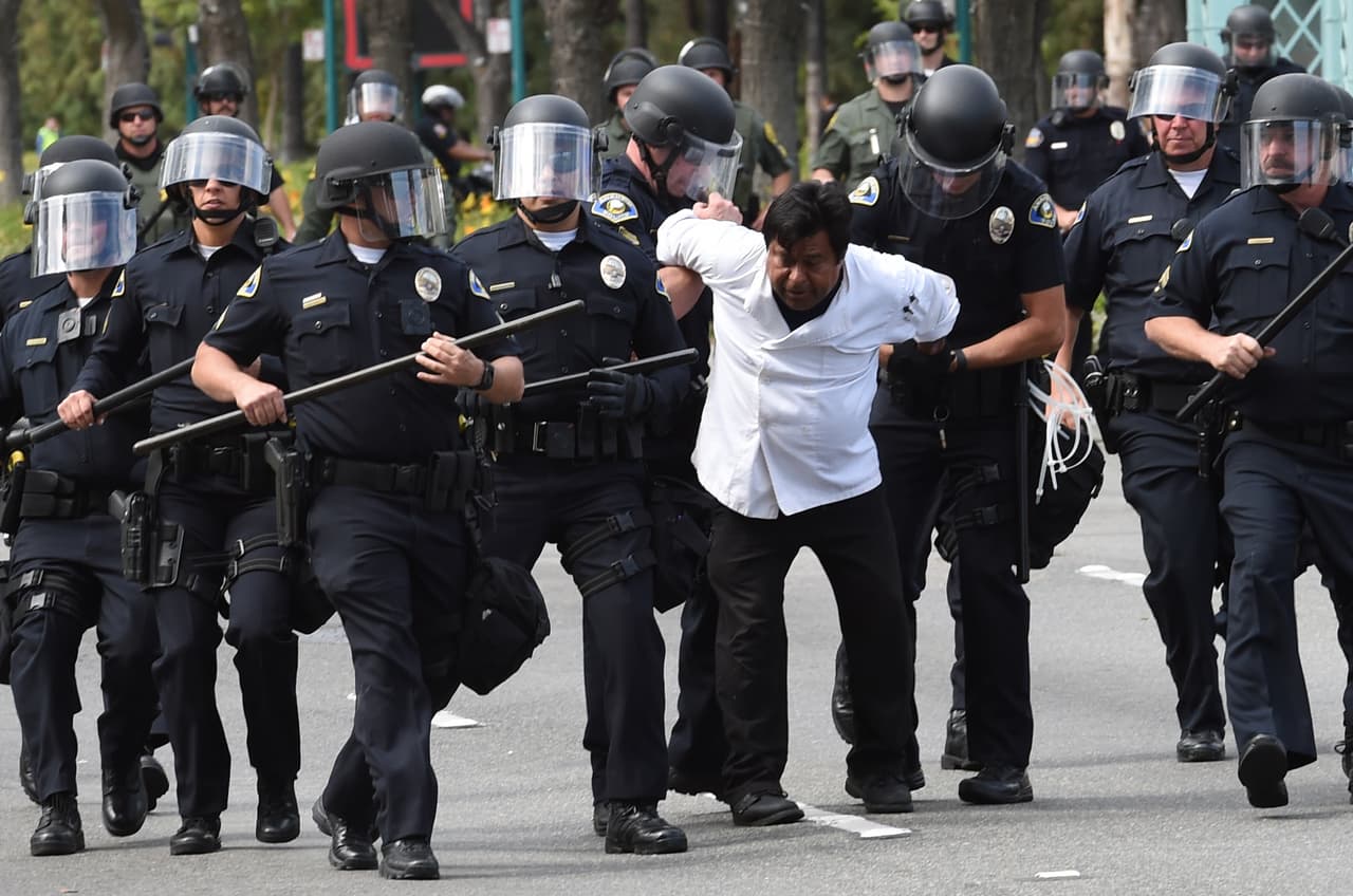 Un portavoz del Departamento de Policía de Anaheim dijo que siete adultos y un menor fueron arrestados por cargos que van desde vender camisetas sin autorización a reunión ilegal.
