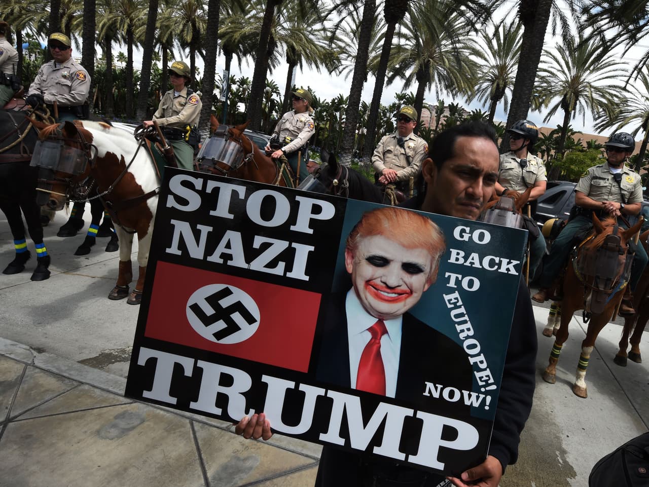 Los activistas portaban letreros que decían "Detengan al nazi Trump" y "Rechacen a Trump".
