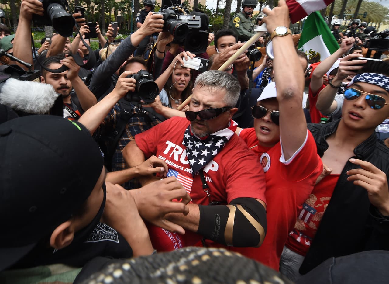 Oficiales montados en caballo y unidades antimotines replegaron a los manifesantes, pero algunos de ellos lanzaron objetos a las fuerzas policíacas y causaron algunos destrozos